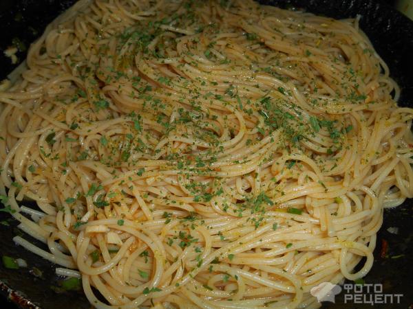 Ароматные спагетти с чесноком и томатом фото
