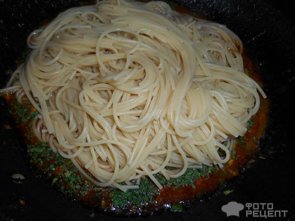 Ароматные спагетти с чесноком и томатом фото