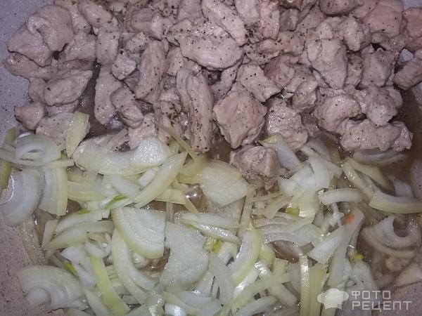высыпали на сковороду лук