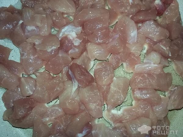 выложили мясо на разогретую сковороду с маслом