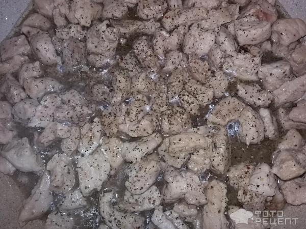 посыпали мясо приправами
