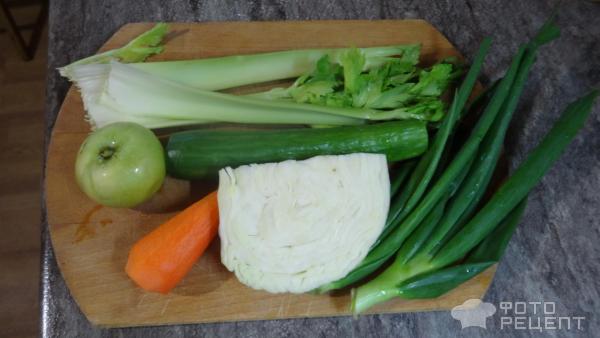 Салат с сельдереем и овощами фото