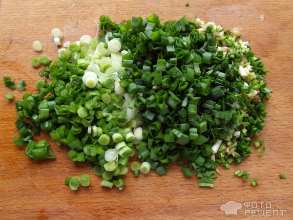 Салат из зеленого лука с яйцами и огурцом фото