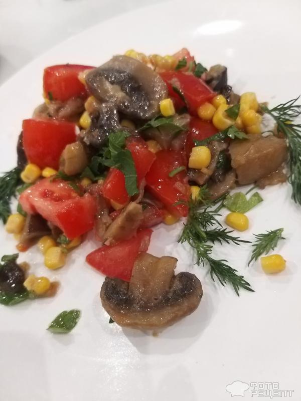 Салат с баклажаном, грибами, помидорами и кукурузой фото