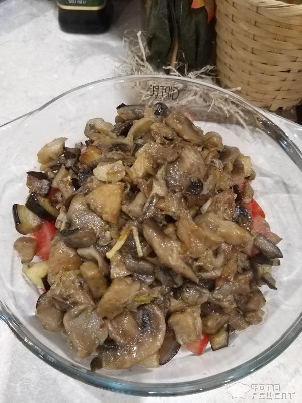 Салат с баклажаном, грибами, помидорами и кукурузой фото