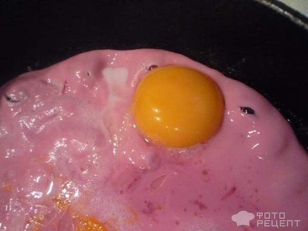 Розовая яичница фото