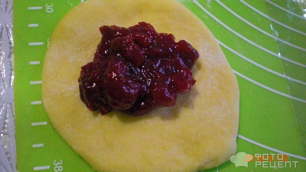 Воздушные английские пирожки с вишневой начинкой фото