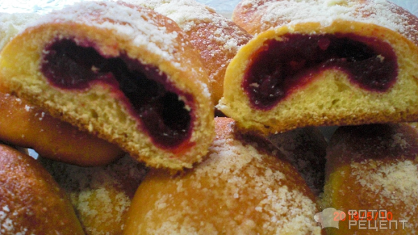 Воздушные английские пирожки с вишневой начинкой фото
