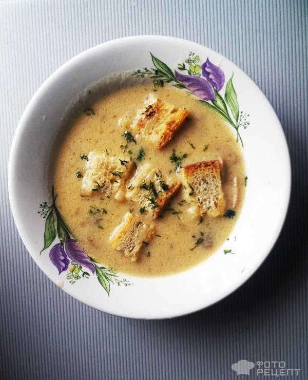 Грибной крем-суп с шампиньонами и сухариками фото
