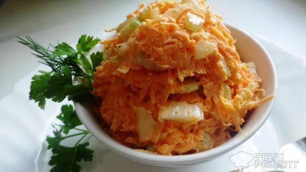 Салат из моркови и сельдерея фото