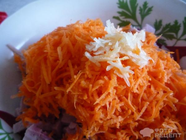 Салат с ветчиной, морковью и сыром фото
