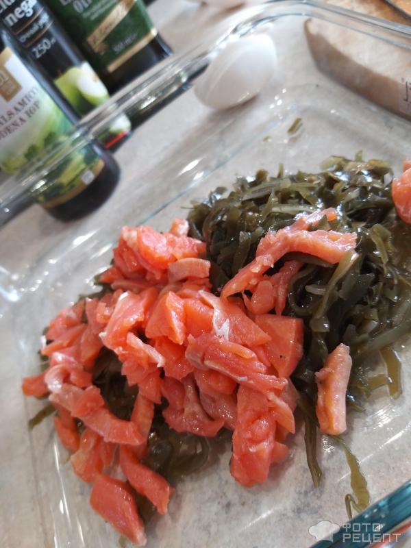 Салат с морской капустой, форелью и яйцом фото