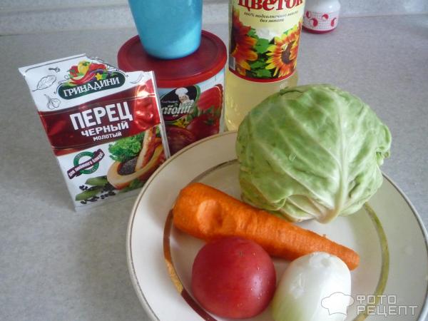 Тушенная капуста с овощами и томатной пастой фото