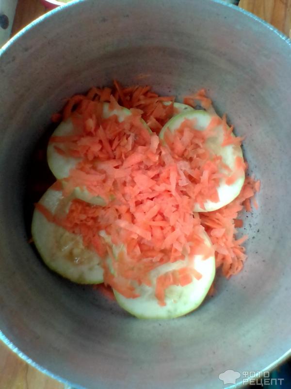 Первый слой кабачков и моркови