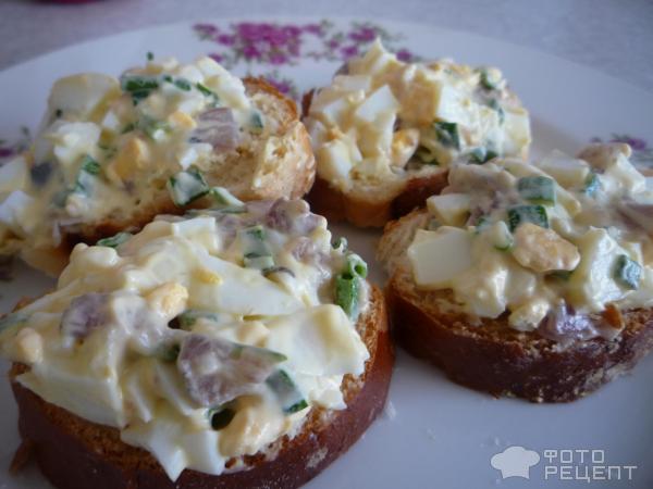 Бутерброды с селёдкой и яйцами: рецепт - Лайфхакер
