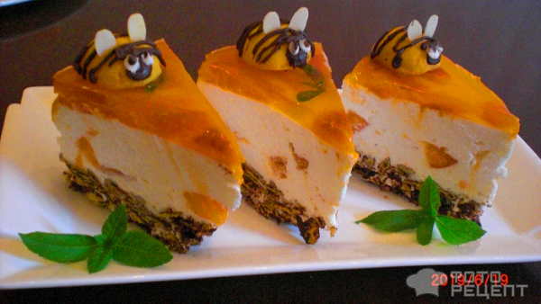 Муссовый абрикосовый торт Пчелка, с творожно-сливочным кремом пломбир фото