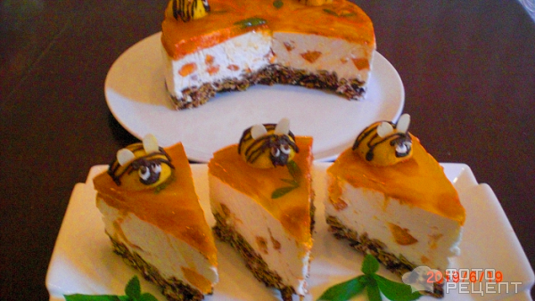 Муссовый абрикосовый торт Пчелка, с творожно-сливочным кремом пломбир фото
