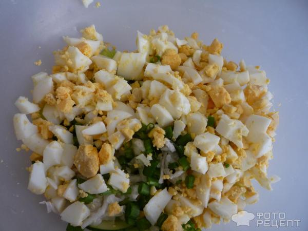 Салат из свежих огурцов, редиски и яиц фото