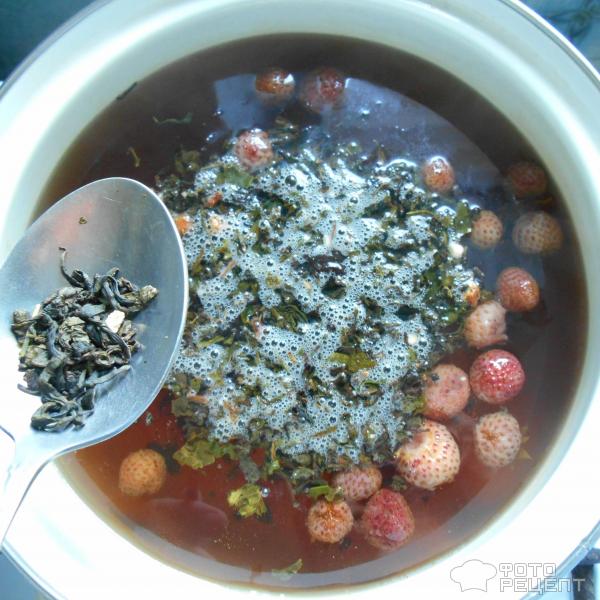 Зеленый чай с клубникой и мятой (холодный) фото