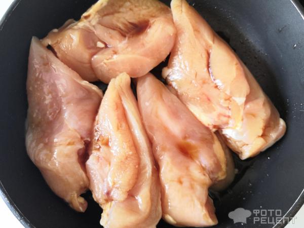 Филе куриной грудки запеченное с луком фото