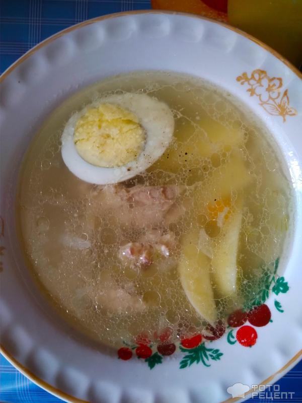 Суп на курином бульоне с варенным яйцом фото