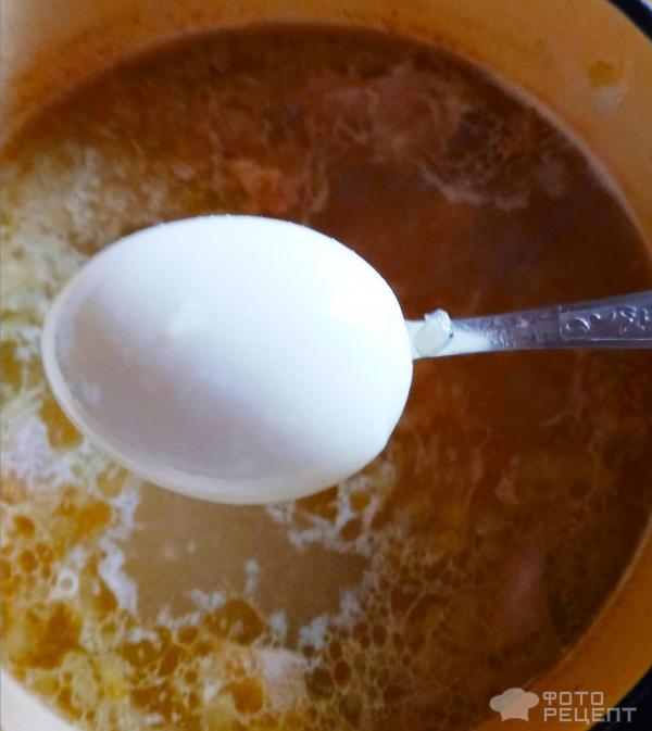 Суп на курином бульоне с варенным яйцом фото