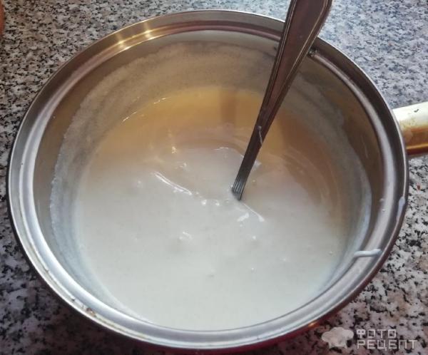 Готовим крем сахарную пудру, ваниль и сметану перемешиваем ложкой.