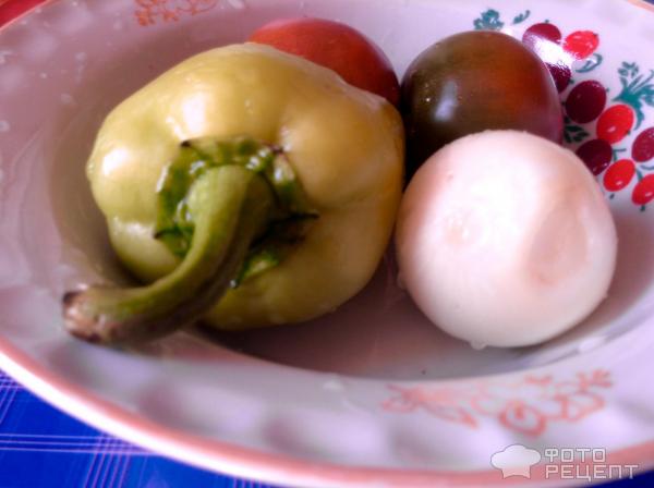 Теплый салат из болгарского перца, лука и помидоров фото