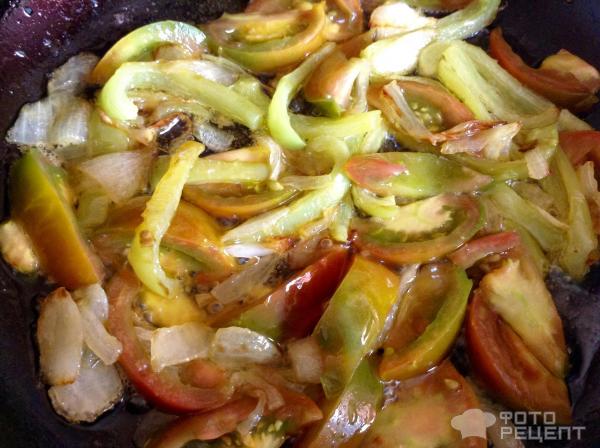 Теплый салат из болгарского перца, лука и помидоров фото