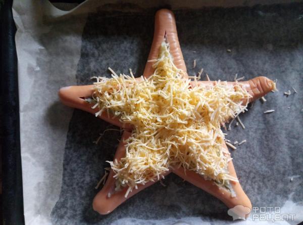 Звезда из картофельного пюре и сосисок фото