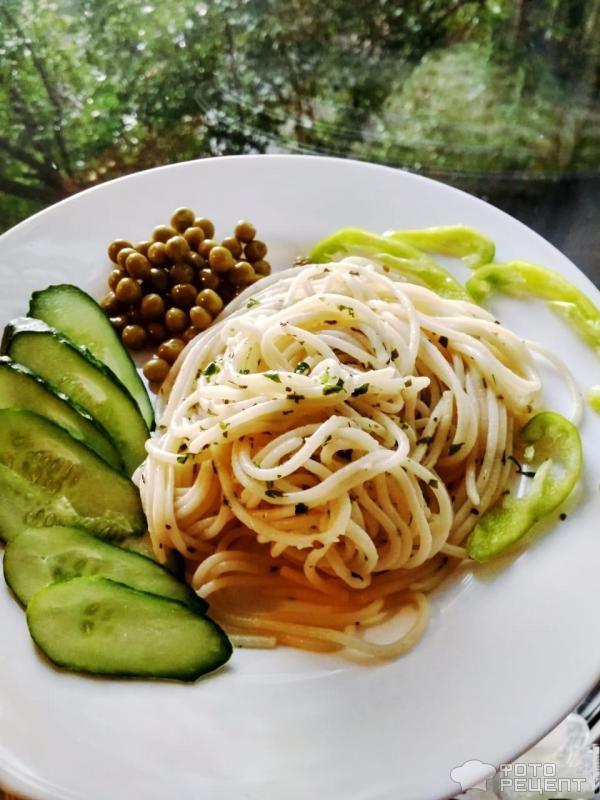 Спагетти с чесночным маслом и зеленью