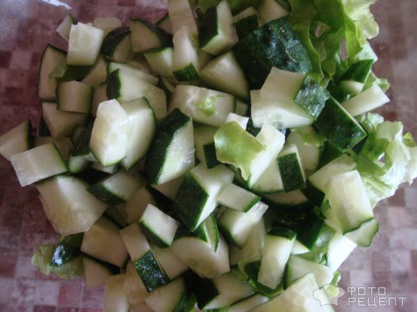 Салат Из свежих овощей с морепродуктами фото