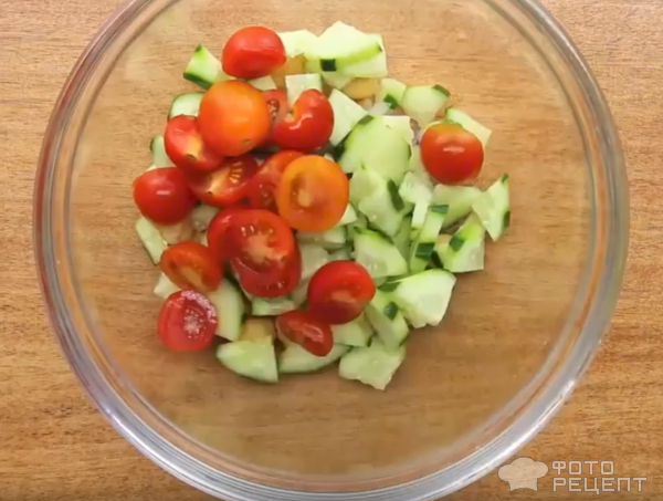 Салат с тунцом, нутом и овощами фото