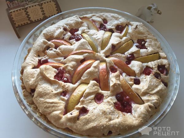 Домашний пирог с клюквой и яблоками