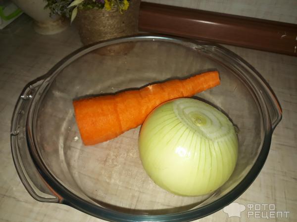 очищаем лук и морковь