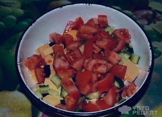 Салат с курицей, кунжутом и овощами фото