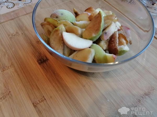Шарлотка с яблокими и шифоновфм бисквитом в мультиварке фото
