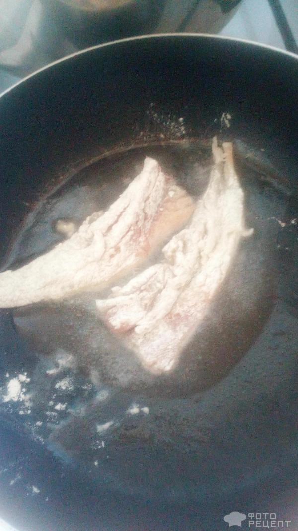 Рыба жареная на сковороде (навага) фото