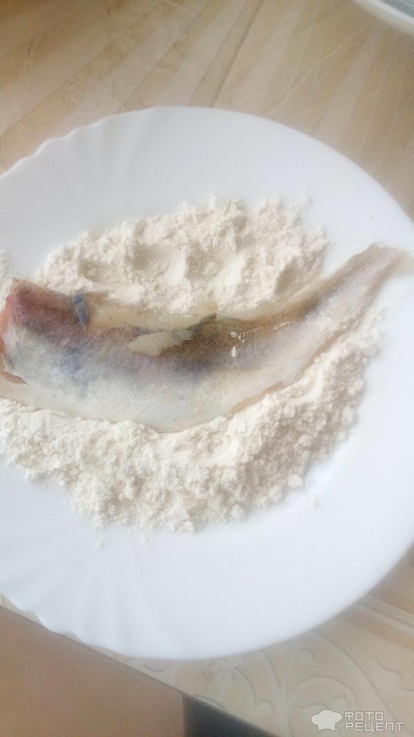 Рыба жареная на сковороде (навага) фото