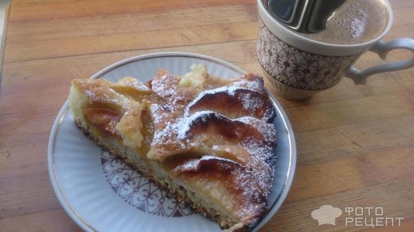 Бисквитный пирог со сливой и яблоками фото