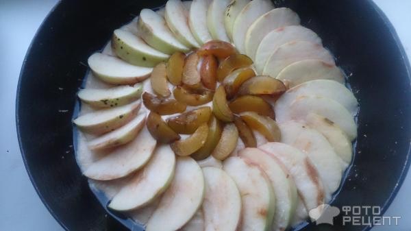 Бисквитный пирог со сливой и яблоками фото