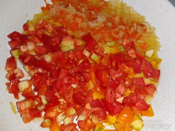 далее в сковороду отправила порезанный томат