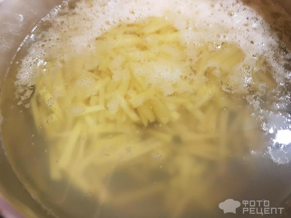 Положить нарезанный картофель в кипящую воду