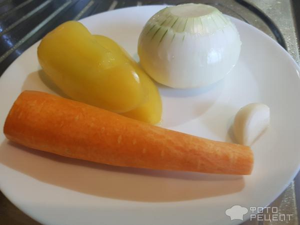 Лук и морковь, чеснок и болгарский перец очистить и помыть