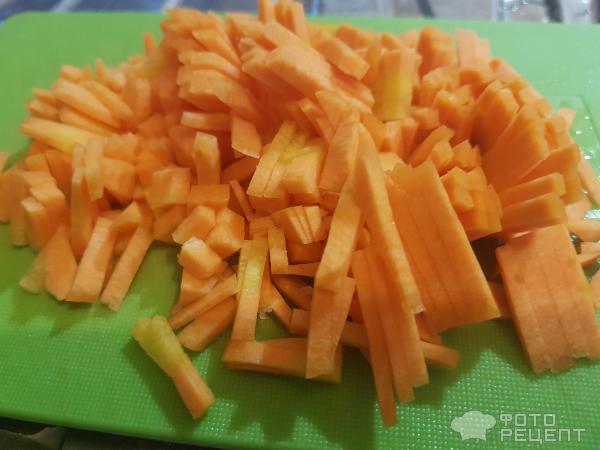 Морковь нарезать тонкими брусочками