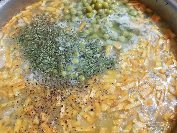 Суп овощной с капустой и зеленым горошком фото