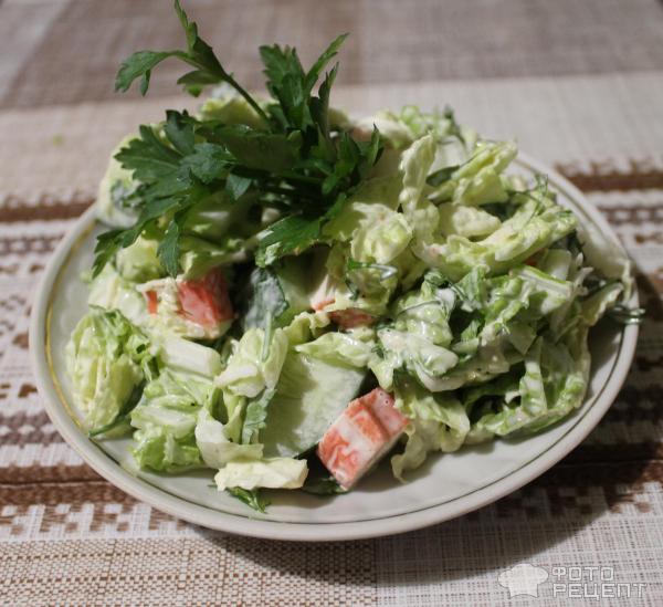 Салат из овощей и крабовых палочек фото