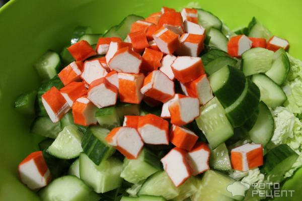 Салат из овощей и крабовых палочек фото