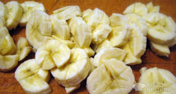 Салат из тунца консервированного с бананом и помидорами фото
