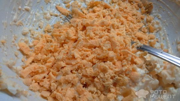 Закуска Торт из соленых крекеров с рыбной консервой, сыром и яйцами фото